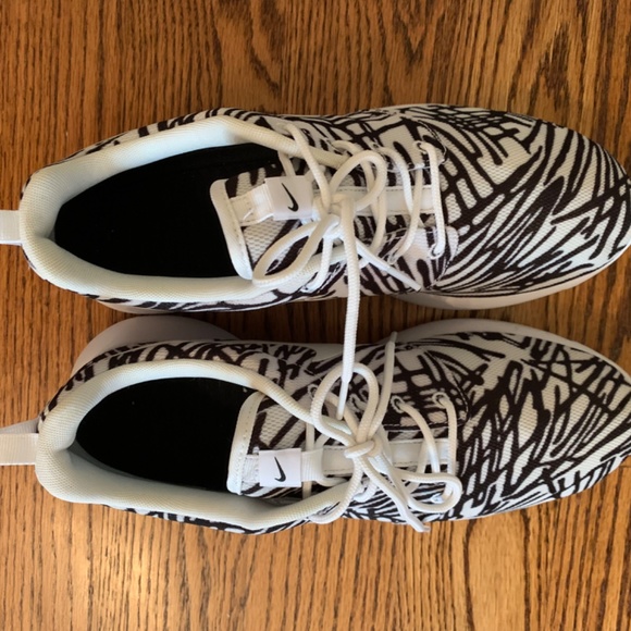 Like NEW 🖤🤍Nike  Women’s Roshe One Print Casual Shoes, Black/White, size 9.5 - Picture 7 of 7